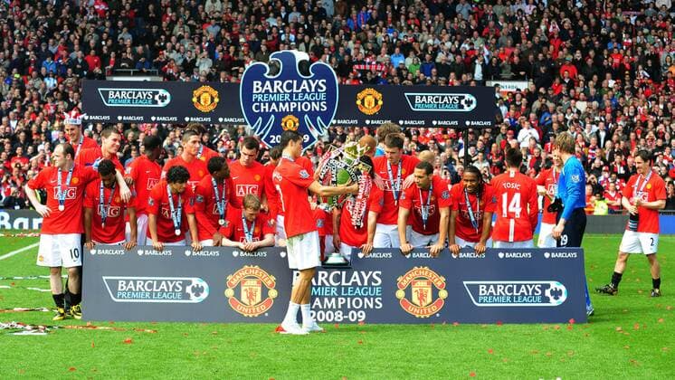 Cristiano Ronaldo (vorn) mit der Trophäe - Manchester United ist englischer Meister 2008 2009 - EDITORIAL USE ONLY. No use with unauthorised audio, video, data, fixture lists, club league logos or live services. Online in-match use limited to 120 images, no video emulation. No use in betting, games or single club league player publications. Fußball Herren English Premier League 2008 2009, 1. Englische Liga, Manchester United, Manu, Meister, Meisterschaft Totale Manchester Freude,