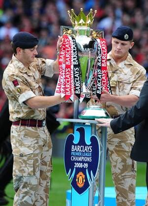 Soldaten platzieren den Pokal auf dem Podium für den Manchester United, den englischen Meister 2008 2009 - EDITORIAL USE ONLY. No use with unauthorised audio, video, data, fixture lists, club league logos or live services. Online in-match use limited to 120 images, no video emulation. No use in betting, games or single club league player publications. Fußball Herren English Premier League 2008 2009, 1. Englische Liga, Manchester United, Manu, Meister, Meisterschaft Gruppe Manchester
