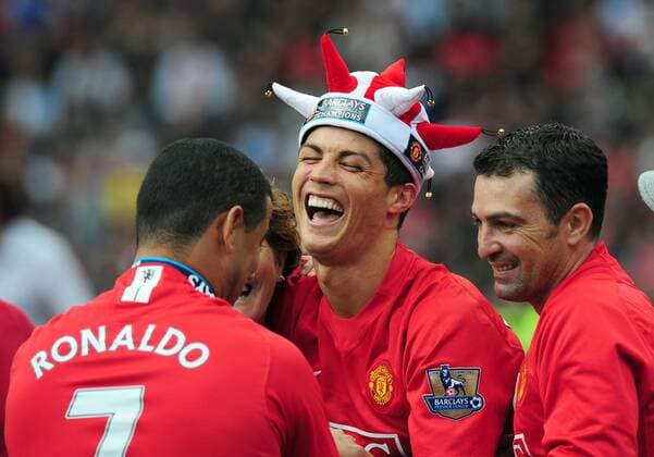 Cristiano Ronaldo (Manchester United, Mitte) feiert die englische Meisterschaft 2008 2009 - EDITORIAL USE ONLY. No use with unauthorised audio, video, data, fixture lists, club league logos or live services. Online in-match use limited to 120 images, no video emulation. No use in betting, games or single club league player publications. Fußball Herren English Premier League 2008 2009, 1. Englische Liga, Manchester United, ManU Gruppe Manchester Freude,