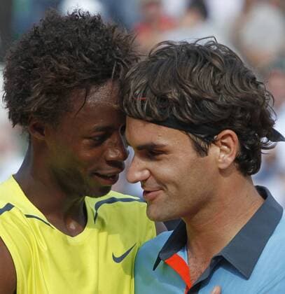 Gael Monfils (Frankreich, li.) und Roger Federer (Schweiz) -  (PAR20090603736) Tennis Herren French Open 2009, Grand Slam, ATP Tour Gruppe Roland Garros Paris Harmonie,