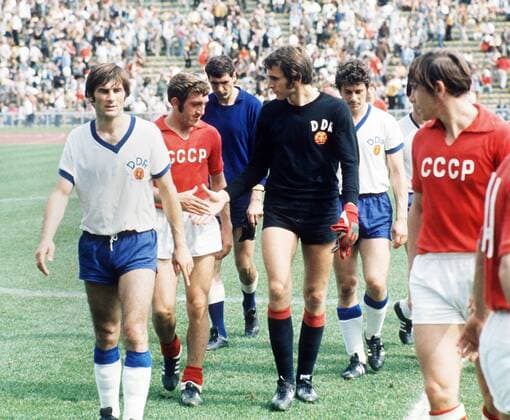 Peter Ducke (li.), dahinter Torwart Jürgen Croy (beide DDR) - Shakehands mit einem sowjetischen Spieler Fußball OS Sommer Herren Olympische Spiele 1972, Sommerspiele, Länderspiel, Nationalteam, Nationaltrikot Gruppe o0 Olympiateam München