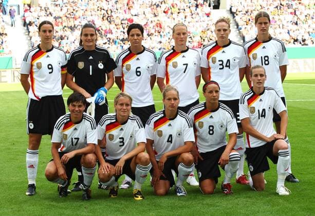 Mannschaftsfoto Deutschland, hi.v.li.: Birgit Prinz, Torfrau Nadine Angerer, Linda Bresonik, Melanie Behringer, Kim Kulig, Kerstin Garefrekes; vorn: Ariane Hingst, Saskia Bartusiak, Babett Peter, Inka Grings und Simone Laudehr Fußball Länderspiel Damen Freundschaftsspiel 2009, Test, Testspiel, Nationalteam, Nationaltrikot, Totale Frauen, Frauenfußball, Sinsheim