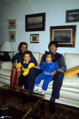 Torwart Luis Miguel Arconada (Spanien Real San Sebastian) mit seiner Familie, Ehefrau Carmen, Sohn Luis und Tochter Nerea Fußball Herren Primera Division 1982 1983, 1. Spanische Liga Gruppe Aufnahmedatum geschätzt San Sebastian Freude,