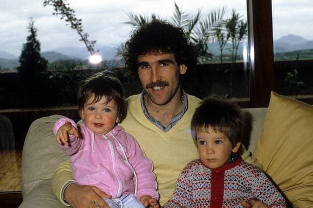 Jesus Maria Zamora (Spanien Real San Sebastian) mit seinen Kindern Fußball Herren Primera Division 1982 1983, 1. Spanische Liga Gruppe Aufnahmedatum geschätzt San Sebastian Freude,