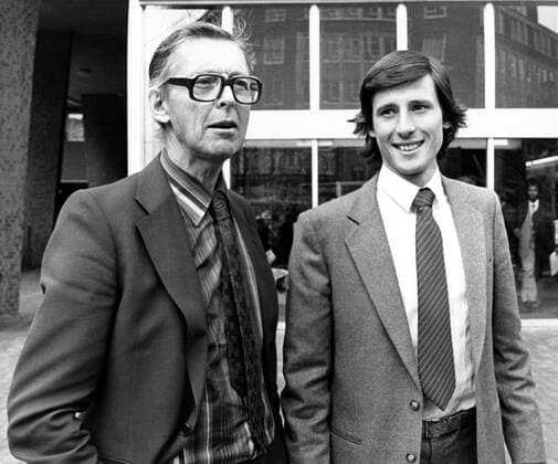 SEBASTIAN COE - GBR with his father in London  - ZUMAk09 o0 Aufnahmedatum geschätzt o0 Leichtathletik o0 Herren privat Familie Vater