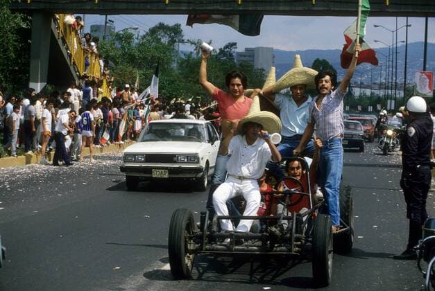 Jubel auf den Straßen Mexikos nach dem Sieg im Achtelfinale der WM 1986, der Viertelfinaleinzug ist geschafft Fußball WM Herren WM 1986, Länderspiel, Nationalteam, Totale Mexiko City Freude, Begeisterung,
