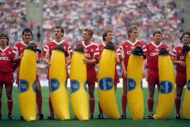 Mannschaftsvorstellung Bayern samt bayrischer Bananen, v.li.: Ludwig Kögl, Radmilo Mihajlovic, Jürgen Kohler, Thomas Strunz, Roland Grahammer, Manfred Bender, Stefan Reuter und ... - DEUTSCHSPRACHIGE SPORTZEITSCHRIFTEN UND -ZEITUNGEN NUR NACH RÜCKSPRACHE Fußball 1. BL Herren Saison 1989 1990, FC Bayern München Gruppe München Komik,