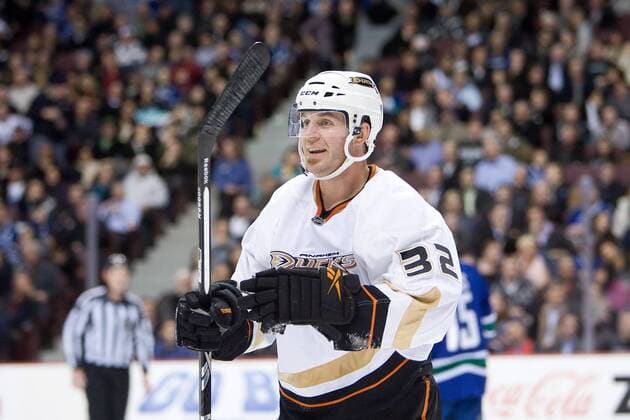 16 December 2009: forward Kyle Calder ( 32) of the Anaheim Ducks during a game between the Vancouver Canucks and the Anaheim Ducks at General Motors Place in Vancouver, British Columbia, Canada. Final Score: Vancouver 2 Anaheim 3 Icon109091216048 EDITORIAL USE ONLY