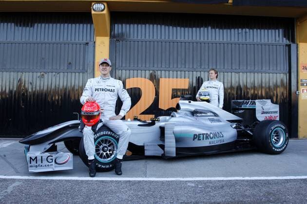Michael Schumacher (li.) und Nico Rosberg (beide Deutschland Mercedes GP) präsentieren ihren neuen Boliden - Formel 1 Test Circuit Valencia 01.02.2010 o0 Objekte o00 Testfahrt