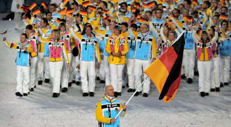 12 02 2010-Vancouver: Olympische Spiele 2010 Eroeffnungsveranstaltung im BC Place Andre Lange (GER) Fahnentraeger Deutschland o0 Bob Bobsport Herren