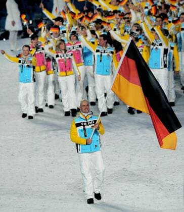 12 02 2010-Vancouver: Olympische Spiele 2010 Eroeffnungsveranstaltung im BC Place Andre Lange (GER) Fahnentraeger Deutschland o0 Bob Bobsport Herren