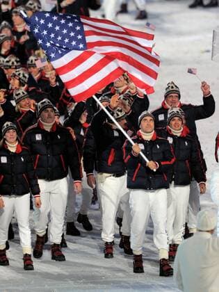 12 02 2010-Vancouver: Olympische Spiele 2010 Eroeffnungsveranstaltung im BC Place Fahnentäger Mark Grimmette (USA) o00 Rodeln Herren