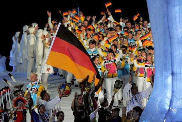 12 02 2010-Vancouver: Olympische Spiele 2010 Eroeffnungsveranstaltung im BC Place Andre Lange (GER) Fahnentraeger Deutschland o0 Olympiateam Fahnenträger Fahne, Nationalfahne Totale Bob Bobsport