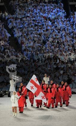 12 02 2010-Vancouver: Olympische Spiele 2010 Eroeffnungsveranstaltung im BC Place Einlauf der Mannschaft aus Georgien mit Fahnenträger Isaon Abramashvili im Trauerflor nach dem Tod seines Mannschaftskollegen, des Rodlers Nodar Kumaritashvili o0 Olympiateam Fahnenträger Fahne, Nationalfahne Totale
