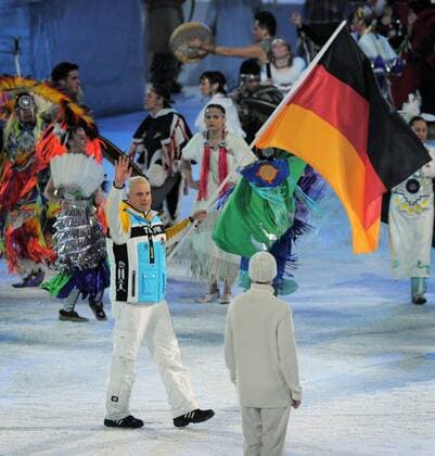 12 02 2010-Vancouver: Olympische Spiele 2010 Eroeffnungsveranstaltung im BC Place Andre Lange (GER) Fahnentraeger Deutschland o0 Fahnenträger Fahne, Nationalfahne Bob Bobsport Herren Einzelbild Freisteller