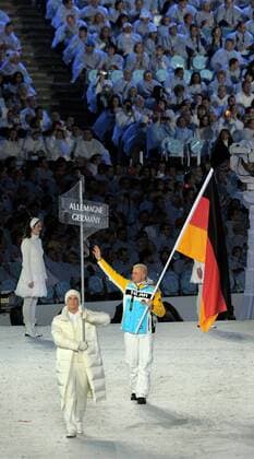 12 02 2010-Vancouver: Olympische Spiele 2010 Eroeffnungsveranstaltung im BC Place Andre Lange (GER) Fahnentraeger Deutschland o0 Fahnenträger Fahne, Nationalfahne Bob Bobsport Herren