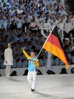 12 02 2010-Vancouver: Olympische Spiele 2010 Eroeffnungsveranstaltung im BC Place Andre Lange (GER) Fahnentraeger Deutschland o0 Fahnenträger Fahne, Nationalfahne Bob Bobsport Herren Einzelbild Freisteller