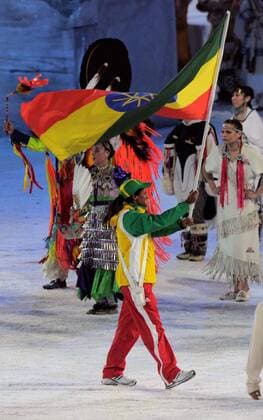 12 02 2010-Vancouver: Olympische Spiele 2010 Eroeffnungsveranstaltung im BC Place Robel Teklemariam (Äthiopien) o0 Fahnenträger Fahne, Nationalfahne o00 Langlauf herren Ski Nordisch Skisport