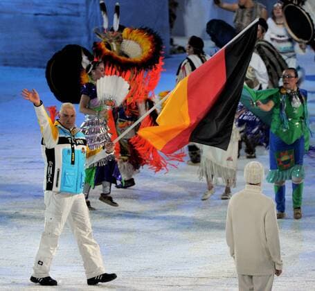 12 02 2010-Vancouver: Olympische Spiele 2010 Eroeffnungsveranstaltung im BC Place Andre Lange (GER) Fahnentraeger Deutschland o0 Fahnenträger Fahne, Nationalfahne Bob Bobsport Herren Einzelbild Freisteller