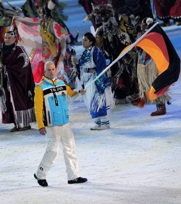 12 02 2010-Vancouver: Olympische Spiele 2010 Eroeffnungsveranstaltung im BC Place Andre Lange (GER) Fahnentraeger Deutschland o0 Fahnenträger Fahne, Nationalfahne Bob Bobsport Herren Einzelbild Freisteller