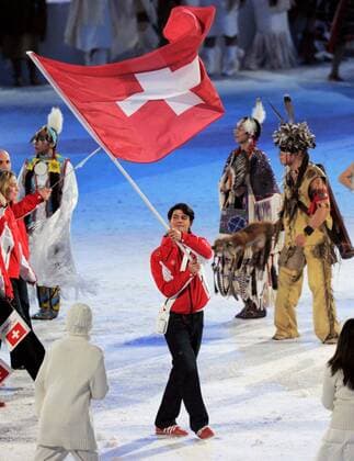 12 02 2010-Vancouver: Olympische Spiele 2010 Eroeffnungsveranstaltung im BC Place Fahnenträger Stephane Lambiel (Schweiz) o0 Fahnenträger Fahne, Nationalfahne Eiskunstlauf Herren Einzelbild Freisteller