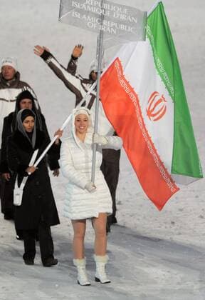 12 02 2010-Vancouver: Olympische Spiele 2010 Eroeffnungsveranstaltung im BC Place Fahnenträgerin Marjan Kalhor (Iran) o0 Fahnenträger Fahne, Nationalfahne o00 Exot Damen Ski Alpin Skisport