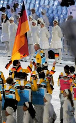 12 02 2010-Vancouver: Olympische Spiele 2010 Eroeffnungsveranstaltung im BC Place Andre Lange (GER) Fahnentraeger Deutschland o0 Fahnenträger Fahne, Nationalfahne Bob Bobsport Herren