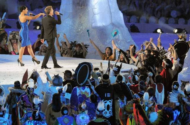 12 02 2010-Vancouver: Olympische Spiele 2010 Eroeffnungsveranstaltung im BC Place Nelly Furtado, Bryan Adams (Kanada) o0 Musik people Sänger Sängerin o00 Indianer Ureinwohner First Nations