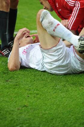 20.03.2010, Eintracht Frankfurt - FC Bayern München: Daniel van Buyten (Bayern) verletzt o0 Verletzung,