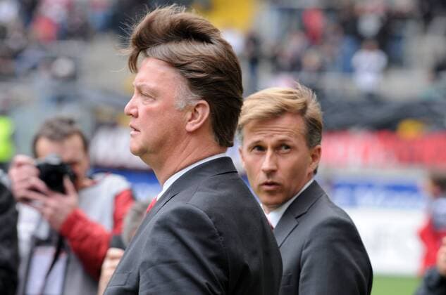 20.03.2010, Eintracht Frankfurt - FC Bayern München: Trainer Louis van Gaal (Bayern) stehen die Haare zu Berge o0 Frisur