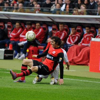 20.03.2010, Eintracht Frankfurt - FC Bayern München: Halil Altintop (Eintracht, li.) vs Philipp Lahm (Bayern)