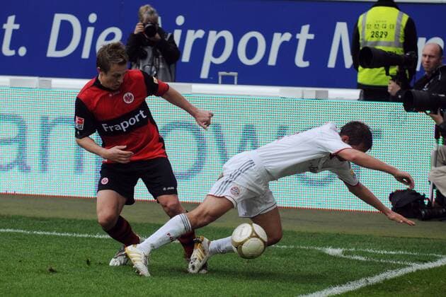 20.03.2010, Eintracht Frankfurt - FC Bayern München: Christoph Spycher (Eintracht, li.) vs Philipp Lahm (Bayern)