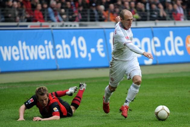 20.03.2010, Eintracht Frankfurt - FC Bayern München: Christoph Spycher (Eintracht) vs Arjen Robben (Bayern)
