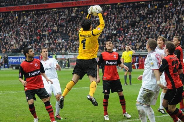 20.03.2010, Eintracht Frankfurt - FC Bayern München: Torwart Oka Nikolov (Eintracht) fängt den Ball, Caio (Eintracht, li.) und Miroslav Klose (Bayern, 2.v.li.), Chris (Eintracht, 3.v.li.)