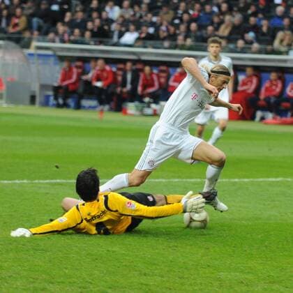 20.03.2010, Eintracht Frankfurt - FC Bayern München: Torwart Oka Nikolov (Eintracht) vs Anatoliy Tymoshchuk (Bayern)
