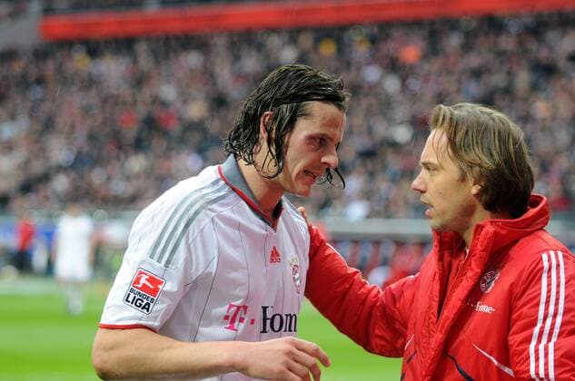 20.03.2010, Eintracht Frankfurt - FC Bayern München: Daniel van Buyten (Bayern) verletzt mit Mannschaftsarzt Dr. Peter Ueblacker o0 Verletzung,