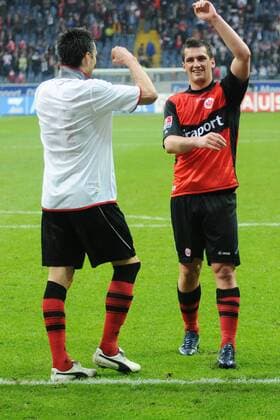 20.03.2010, Eintracht Frankfurt - FC Bayern München: Schlussjubel Chris (li.) freut sich mit dem Torschützen Martin Fenin (Eintracht) o0 Freude Jubel