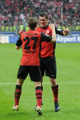 20.03.2010, Eintracht Frankfurt - FC Bayern München: Pirmin Schwegler (li.) freut sich beim Schlussjubel mit Torschütze Martin Fenin (Eintracht) o0 Freude Jubel
