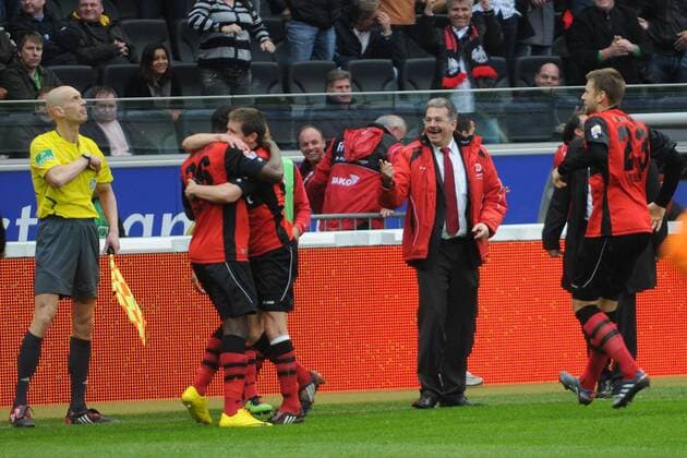 20.03.2010, Eintracht Frankfurt - FC Bayern München: Torjubel Juvhel Tsoumou (Eintracht, li.), Freude bei Rainer Falkenhain (Eintracht Leiter Lizenzspielerabteilung) am Spielfeldrand o0 Jubel