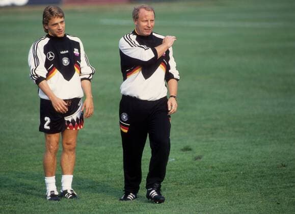 Thomas Häßler (li.) und Bundestrainer Berti Vogts (beide Deutschland) Fußball WM Herren WM 1994, Nationalteam, Training Gruppe Aufnahmedatum geschätzt New York, NY, N.Y., New Jersey