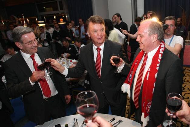 Champions League, Saison 2009 2010, Halbfinale, Rückspiel, FC Bayern München, Bankett nach Spiel mit Vorstand und Team in Hotel Novotel, v.li.: Geschäftsführer Karl Hopfner, Trainer Louis van Gaal, Präsident Uli Hoeness, FC Bayern, o0 Funktionär Wein, Alkohol
