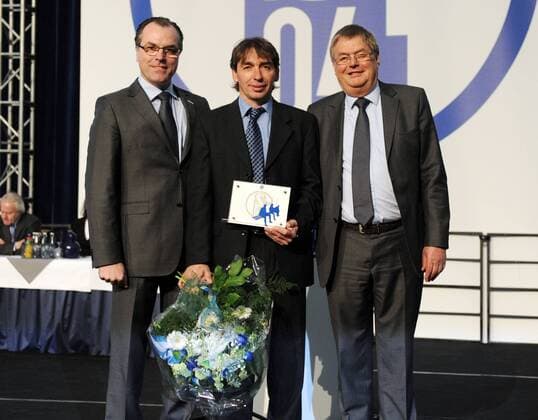 Jahreshauptversammlung 2010 des FC SCHALKE 04 1. BL Ex Schalke Profi Jiri Nemec wurde in die Ehrenkabine, die Schalker Hall of Fame, aufgenommen. v.li. Aufsichtsratsvorsitzender Clemens Tönnies (Schalke 04), Jiri Nemec und Vorstandsvorsitzender Josef Schnusenberg (Schalke 04) o0 Funktionär Preisverleihung, Auszeichnung, Spielerauszeichnung, Ehrung, Spielerehrung Freude o0 Mitgliederversammlung Versammlung