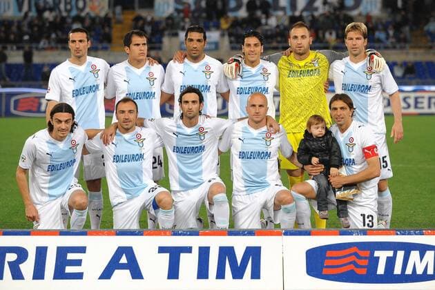 Mannschaftsbild Lazio Rom, hi.v.li.: Lionel Scaloni, Cristian Ledesma, Andre Dias, Sergio Floccari, Torwart Tommaso Berni, Thomas Hitzlsperger; vorn: Giuseppe Biava, Cristian Brocchi, Simone del Nero, Tommaso Rocchi und Sebastiano Siviglia mit seinem Sohn - ANDREAXSTACCIOLI o0 Totale, Kind, privat, Familie