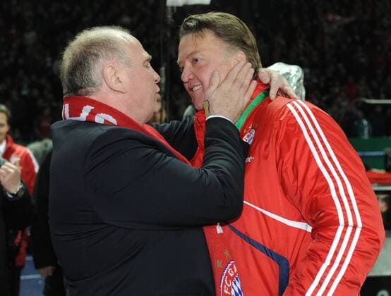 Fussball, DFB-Pokal Finale 2009 2010, SV WERDER BREMEN - FC BAYERN MÜNCHEN 0:4, Bayern feiert den DFB Pokalsieg 2010, Trainer Louis van Gaal (Bayern München) mit Präsident Uli Hoeneß (Bayern München) o0 Funktionär, Jubel, Freude