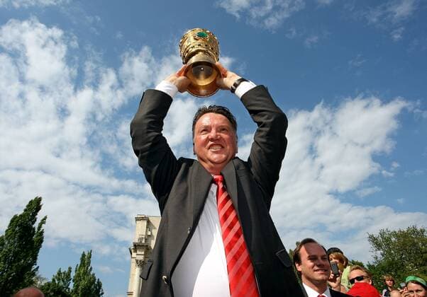 23.05.2010, Fussball 1.Bundesliga, FC Bayern München feiert den Gewinn der deutschen Meisterschaft und des DFB-Pokales mit einem Auto-Korso durch München. Trainer Louis van Gaal (Bayern München) mit dem DFB Pokal o0 Pokalfeier Sieg Pokalsieger Jubel Freude unten Froschperspektive