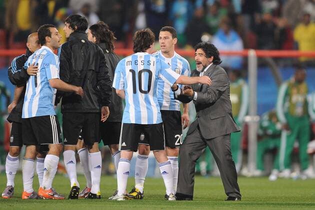 Argentinien (blau) vs. Nigeria (grün) - v.re.: Nationaltrainer Diego Armando MARADONA, Maxi Rodriguez und Lionel MESSI sowie Javier Mascherano (vorn)  NLegouicFEP o0 Trainer