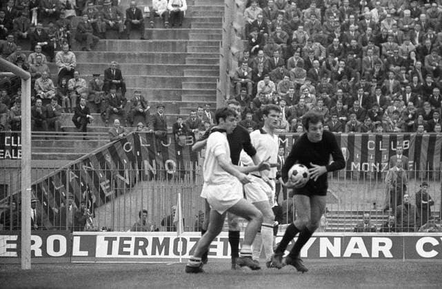 Torwart Lido Vieri (FC Turin) Fußball Herren Serie A 1967 1968, 1. Italienische Liga, AC Mailand - FC Turin 2:1, Milan Gruppe Mailand Abwehr, Dynamik,