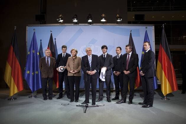 Deutschland, Berlin, Bundeskanzleramt, Übergabe eines signierten WM-Trikots 2010 an Bundeskanzlerin Angela Merkel, v.l.n.r. Horst R. Schmidt (Berater WM OK), Teammanager Oliver Bierhoff, Bundeskanzlerin Angela Merkel, DFB-Präsident Theo Zwanziger, Bundestrainer Joachim Löw, Co Trainer Hansi Flick, DFB Generalsekretär Wolfgang Niersbach, Torwarttrainer Andreas Köpke, 10.02.2010 o0 Funktionär people Politik Trainer Hans Dieter
