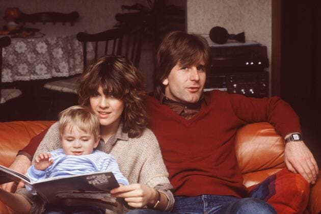 Manfred WINKELHOCK (BRD) mit seiner Frau Martina und seinem kleinen Sohn Markus auf einer Couch im heimischen Wohnzimmer, Motorsport, Formel 1