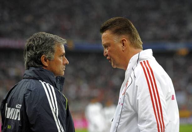 13.08.2010, Fussball Franz Beckenbauers Abschiedsspiel: FC Bayern München - Real Madrid, in der Allianz-Arena München, v.li: Trainer Jose Mourinho (Madrid), Trainer Louis van Gaal (München) im Gespräch.